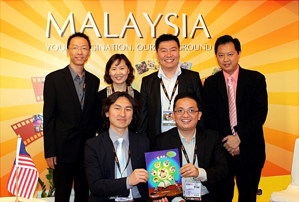 Front row (from left): Hyeon-chai Ra (CEO of NHC Media Co. Ltd) 
and Lee Chuen Loong (CEO of Ed-Online Technologies Sdn Bhd). Back row 
(from left): Yap Kin Wah (COO of Ed-Online Technologies Sdn Bhd), 
Christine Yu (Executive Director of NHC Media Co. Ltd), Tan Chiang Loong
 (Executive Director of Ed-Online Technologies Sdn Bhd) and Adam Ham 
(Entertainment and Media Specialist, MSC Malaysia)