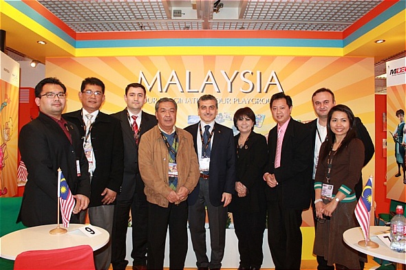 Front row (from left): Mohd Nur Azharin (Portfolio Specialist – 
Funding, MSC Malaysia), Mohamed Tiar Sharif (CEO of Q-Plex & Elite 
Animation), Dr. Nasuhi Yurt (VP of Production, Everest Production), 
Datuk Azman Salleh (FINAS Board Director), Dr. Hidayet Karaca (Head of 
Broadcasting Group, Samanyolu), Senator Datin Paduka Datuk Nor Hayati 
binti Tan Sri Dato Sri Onn (Group Chairman, Q-Plex & Elite 
Animation), Adam Ham (Entertainment & Media Specialist, MSC 
Malaysia), Ozcan Jon Omural (VP Business Development, Everest 
Production), Maisarah Mohamed (Director/Producer, Elite Animation)